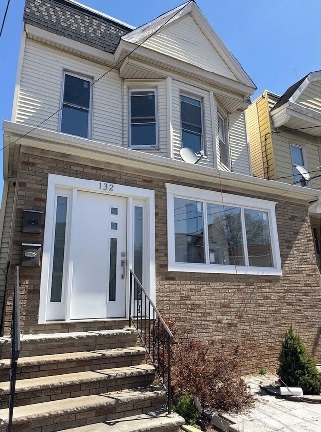 Building Photo - 132 Bayview Ave