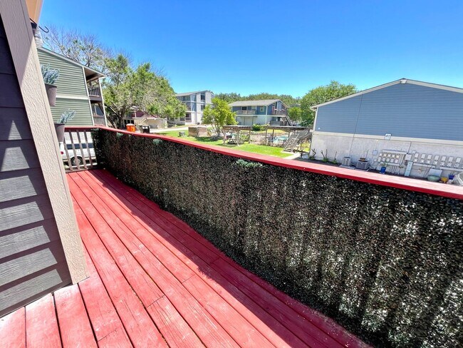 Building Photo - Cozy 1 Bedroom, 1 Bathroom Condo In the He...