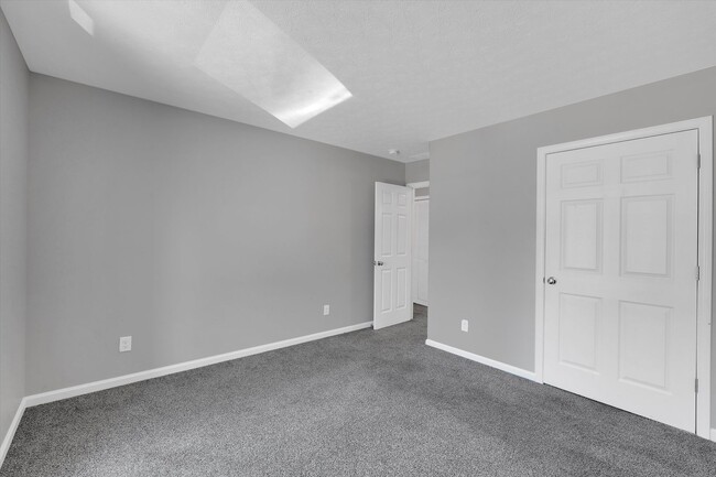 Building Photo - Spacious 1–3 Bedroom Apartments in South Louisville | Cedar Chase