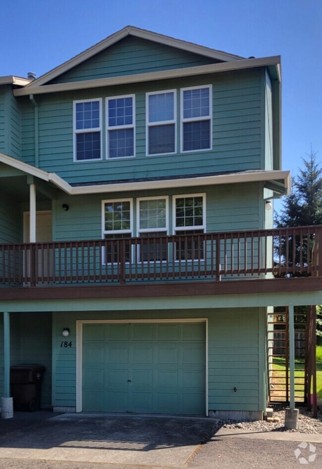 Building Photo - Townhouse