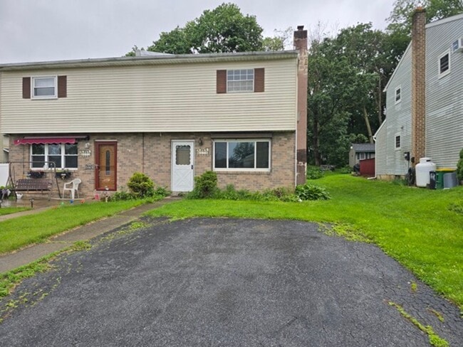 Primary Photo - 170 Roberts St