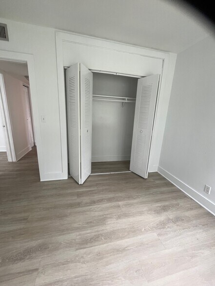 Building Photo - 512 Bayshore Dr