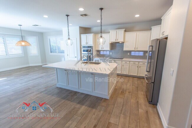 Building Photo - 661 E Julian Dr