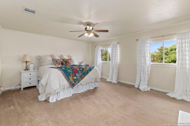 Building Photo - Charming Home Awaits: Spacious & Modern Li...