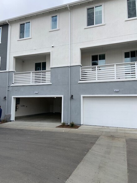 Building Photo - 1472 W Sunrise Ln