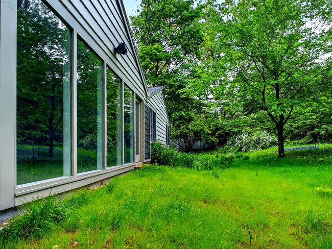 Building Photo - 3 Bed/2 Bath Home with Private Yard