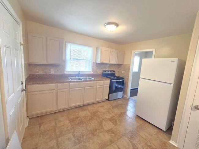 Building Photo - 104 Twin Oaks Dr