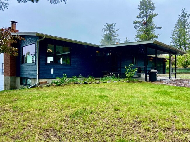 Building Photo - Fisherman's Lookout- Fully Furnished with garage only October 1st - May 31st