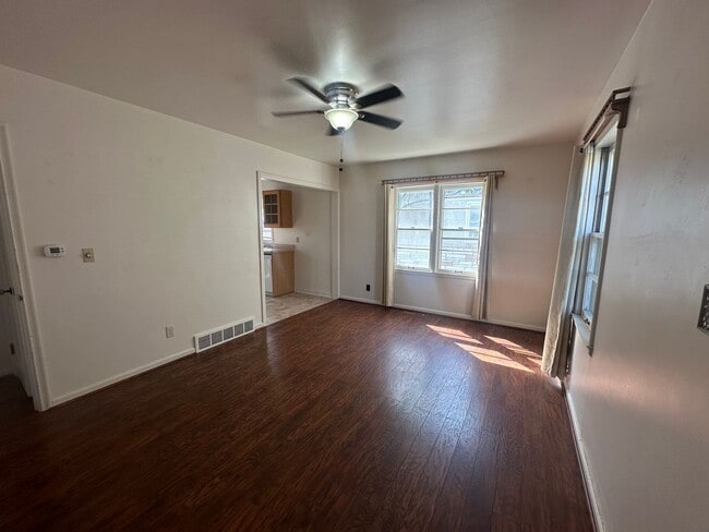 Building Photo - Two bedroom, One bathroom, Pet Friendly Ho...