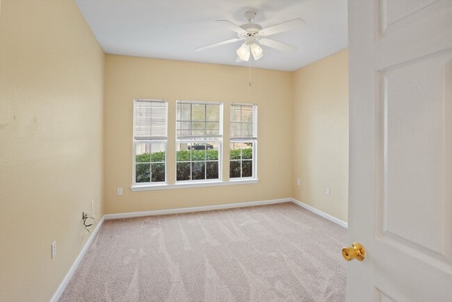 Building Photo - 2 bedroo 2-bathroom ground floor with screened patio for rent Wilmington Island