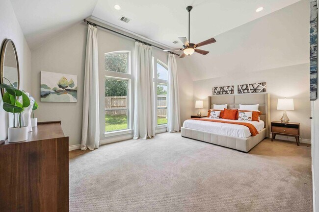 Building Photo - Beautifully maintained 4-beds, 3-bath, 3 c...