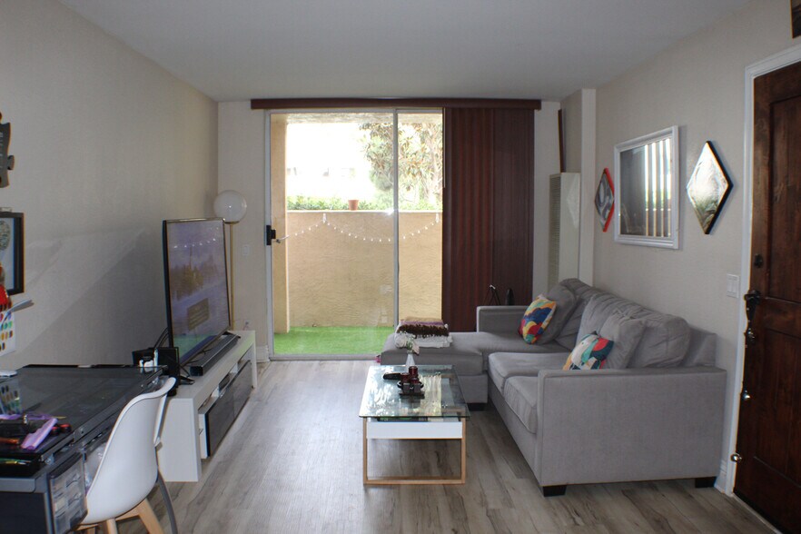 patio off family room & bedroom - 3955 Nobel Dr