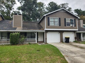 Building Photo - **Available January 1st** 3 Bedroom, 2.5 Bath Town Home