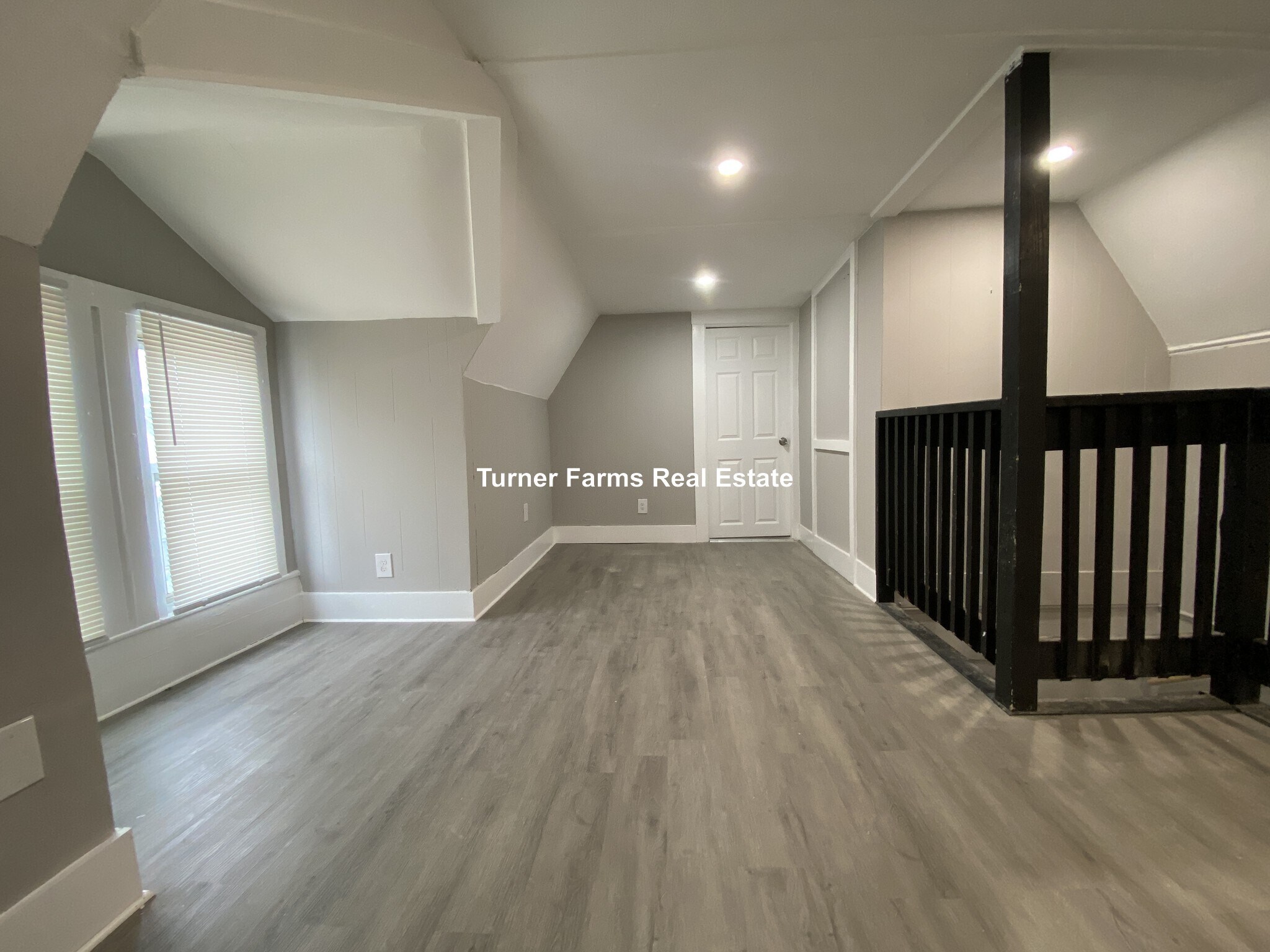 Building Photo - 35 Humphreys St