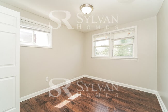 Building Photo - The living is easy in this 3 bedroom, 1 bathroom townhome