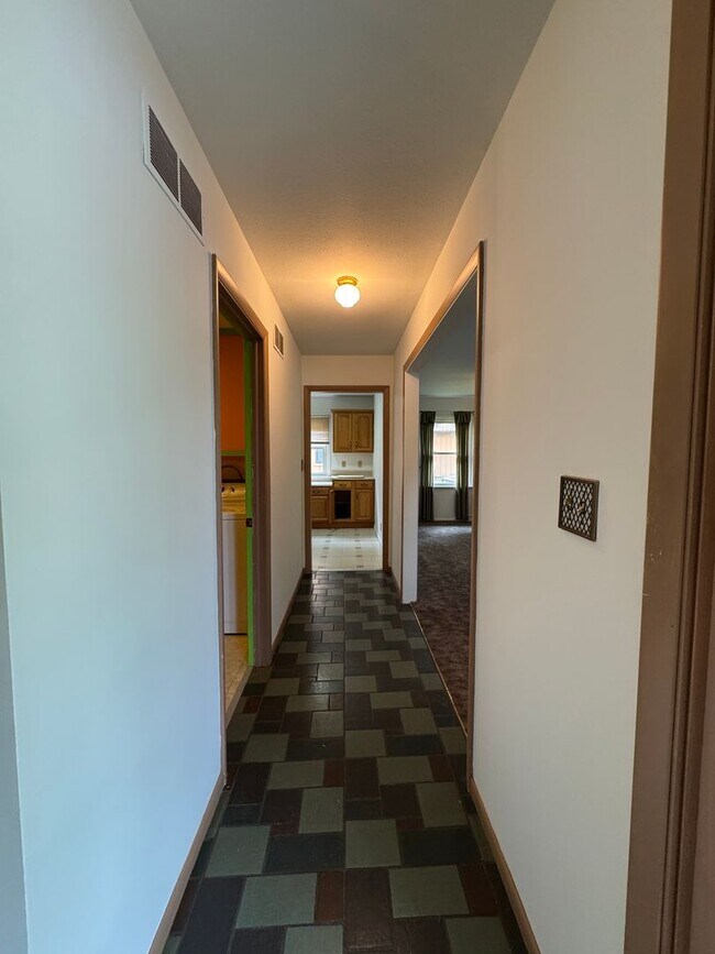 Building Photo - 3025 Greenbrier Ave