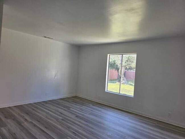 Building Photo - 1227 E Pasadena St