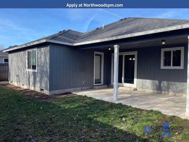 Building Photo - Beaultiful Newer 3 Bedroom 2 Bath Home