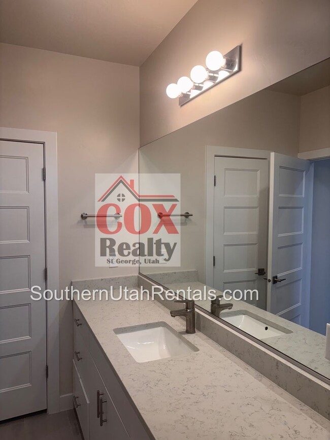 Building Photo - 3 bed | 2.5 bath | 2 car  townhome near Cr...