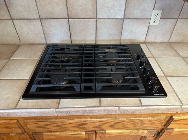 Building Photo - 475 E Mercedes Ave