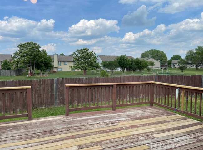 Building Photo - 5 Bedroom 3 Bath Home close to schools and...