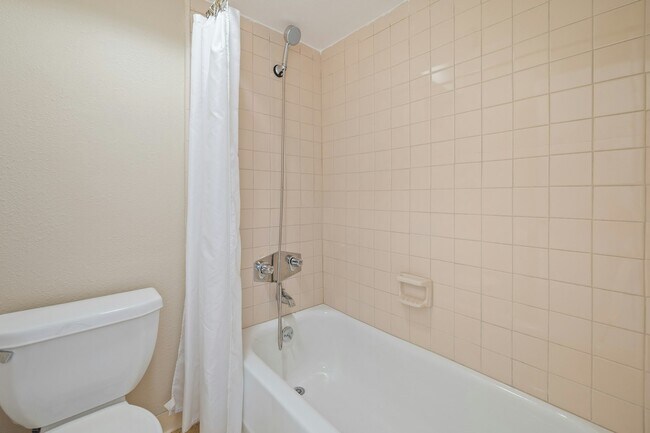 Building Photo - 565 Esplanade