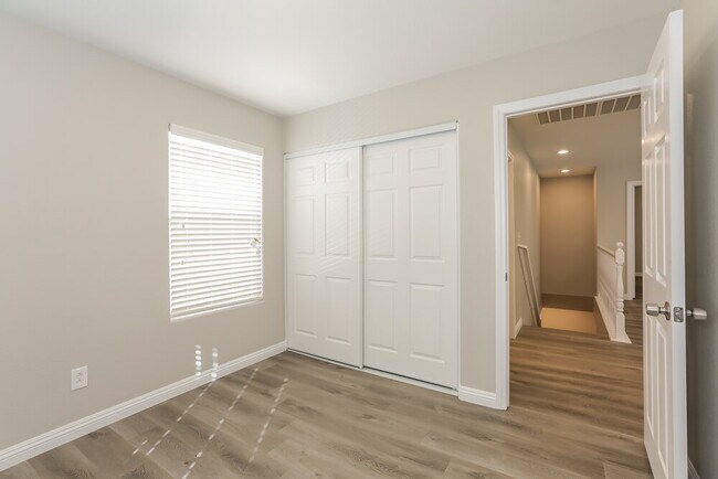 Building Photo - 10186 W Glen Aire Ave