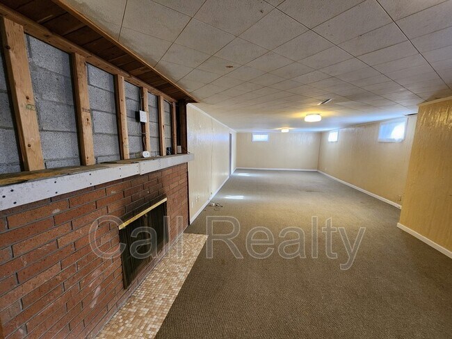 Building Photo - 7617 E Euclid Ave