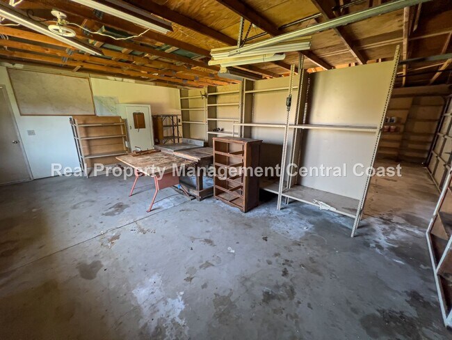 Building Photo - AVAILABLE NOW - Spacious Country Home in S...