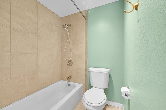 Building Photo - $2,700.00 - 3 Beds, 2.5 Baths, Townhouse i...