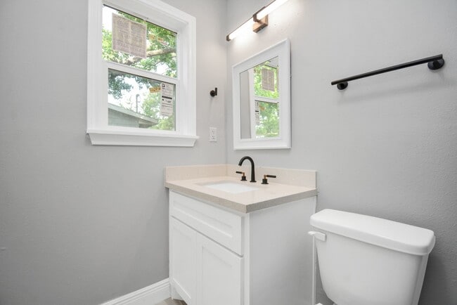 Building Photo - 2707 Mc Nay Dr