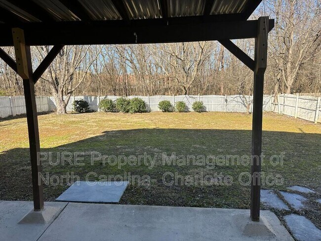 Building Photo - 12115 Landing Green Dr