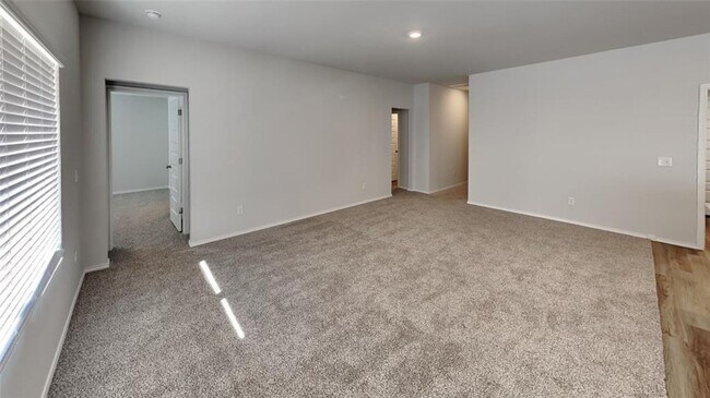 Building Photo - Large 4 Bedroom, 2 Bathroom Home in Shawnee Schools!