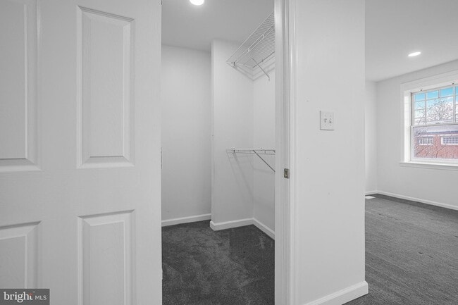 Building Photo - 609 W 9th St