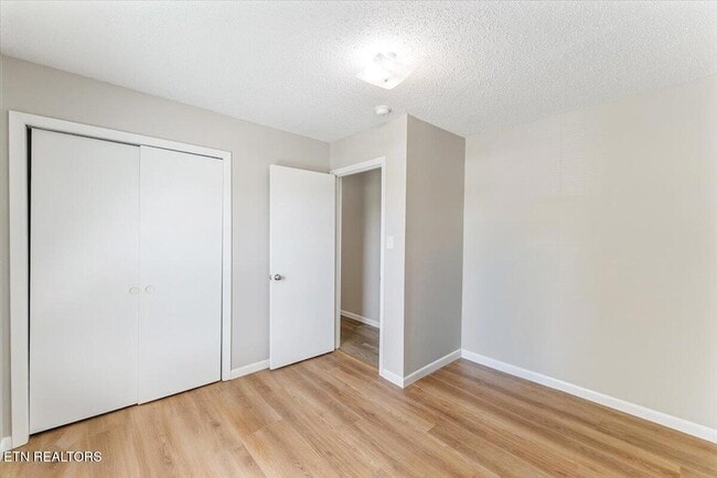 Building Photo - 5917 W Pine Ln