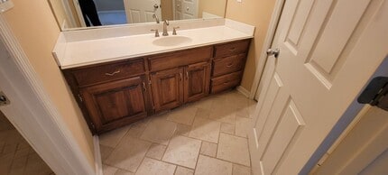 Building Photo - 2 Bed/ 2.5 Bath Townhouse