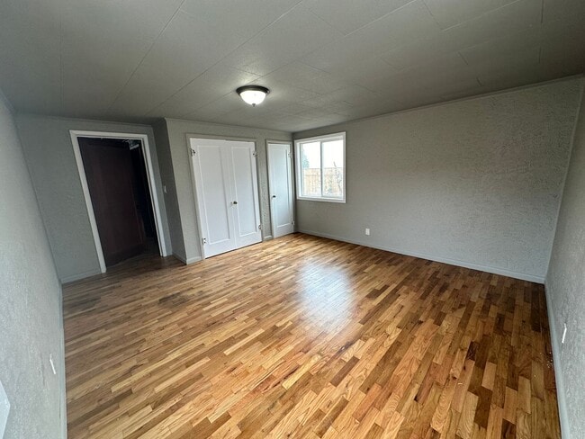 Building Photo - Large 2 bedroom home on dead end street