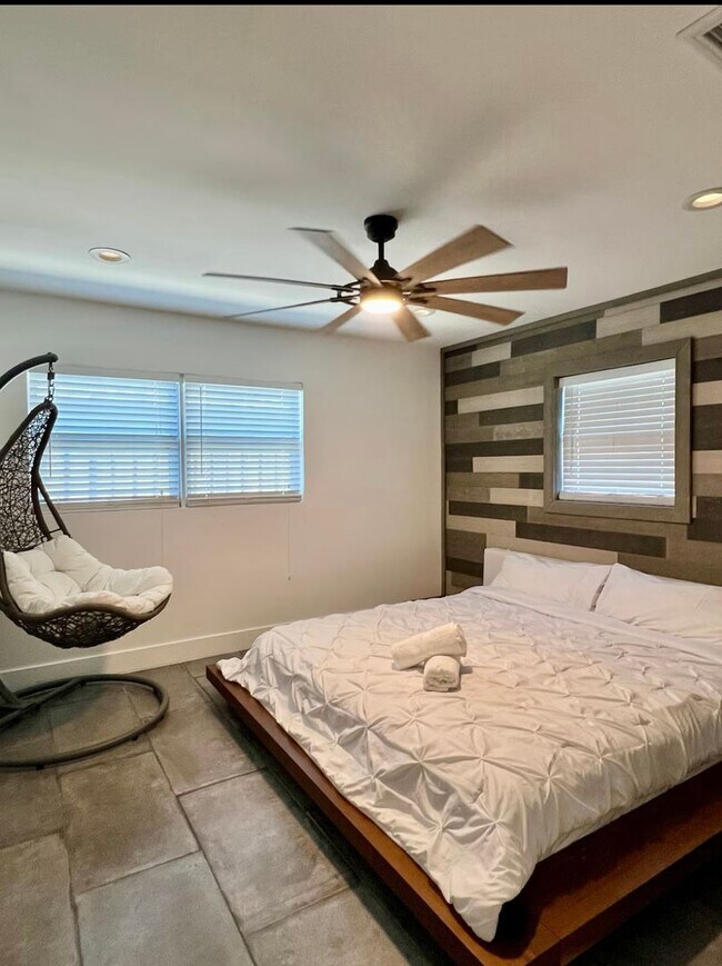 Building Photo - 3/2 Pool Home South Tampa Available NOW !!