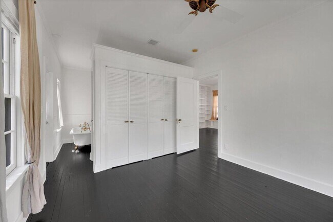 Building Photo - 320 Monroe Dr