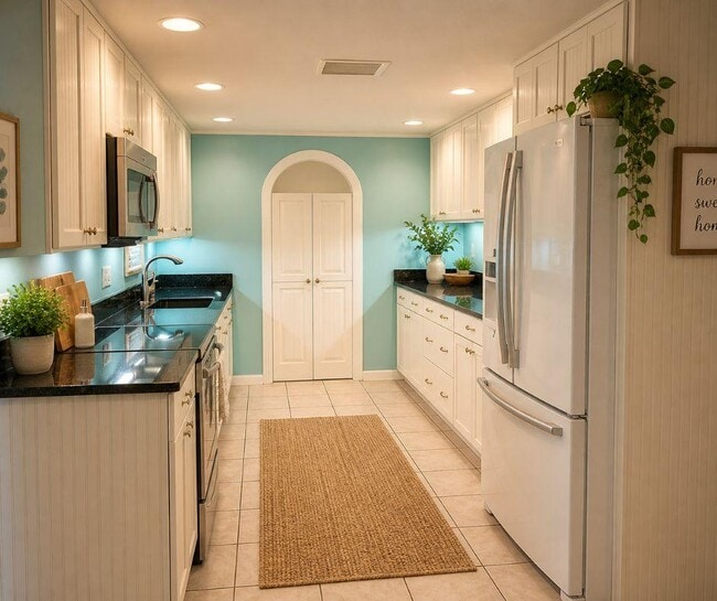 Building Photo - 38651 Tarr Dr