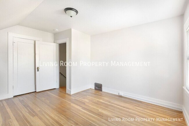 Building Photo - 5521 N Vancouver-