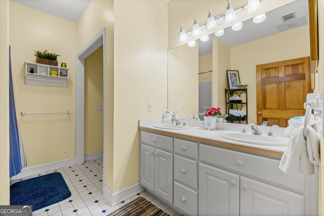 Building Photo - 339 Willow Dr