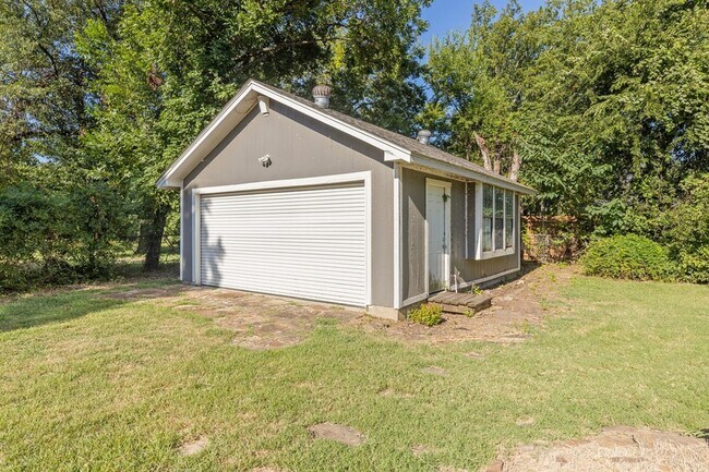Building Photo - 2516 Halbert St