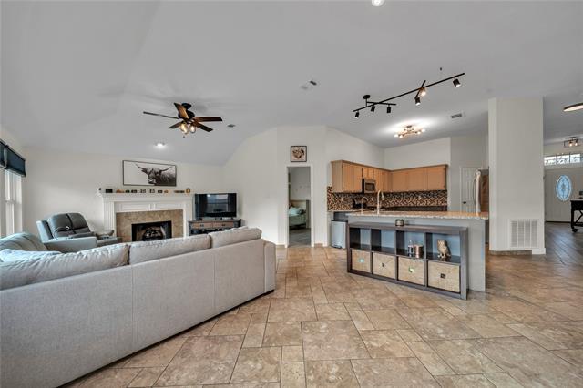 Building Photo - 2604 Hackberry Creek