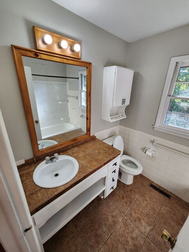 Building Photo - Spacious 3-Bedroom, 1-Bathroom Home AVAILABLE NOW!!
