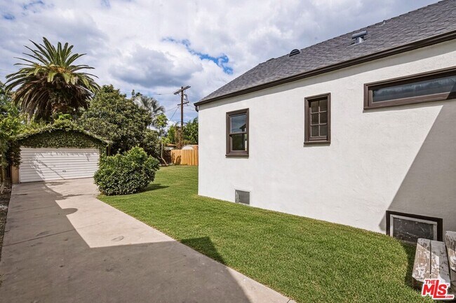 Building Photo - 525 N Crescent Heights Blvd