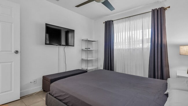 Building Photo - 2809 Los Felices Cir E