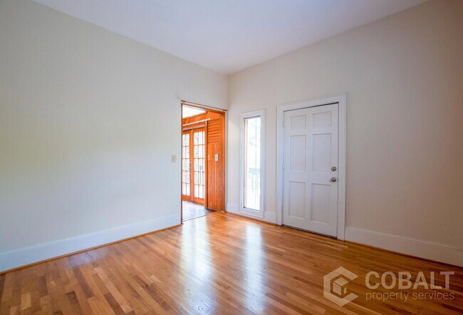 Building Photo - 856 Monroe Dr NE