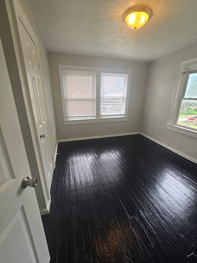Building Photo - SOUTHSIDE TWO BEDROOM DUPLEX WITH LARGE BACK YARD