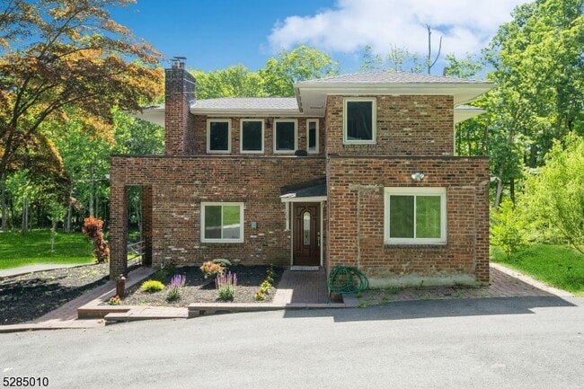 Building Photo - 242 Lake Rd